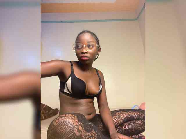 Hotpetite555 webcam