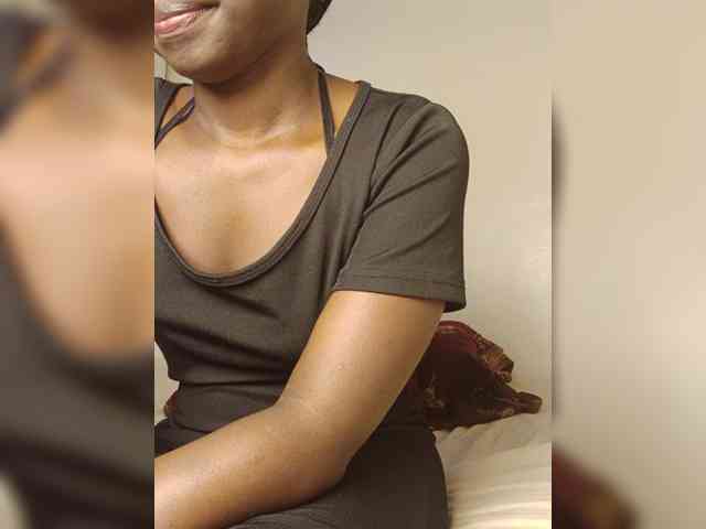 Hotpetite555 webcam