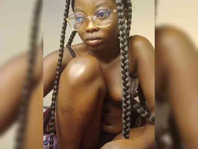 Hotpetite555 webcam