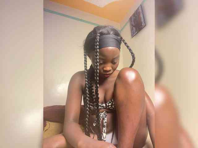 Hotpetite555 webcam