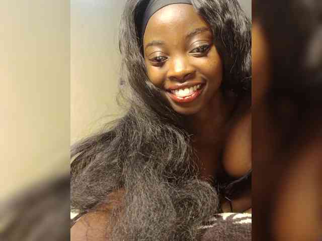 Hotpetite555 webcam