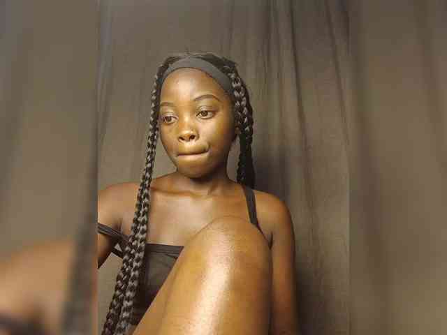 Hotpetite555 webcam
