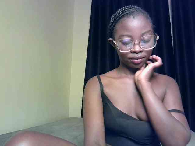 Hotpetite555 webcam
