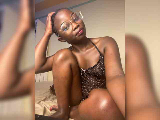 Hotpetite555 webcam