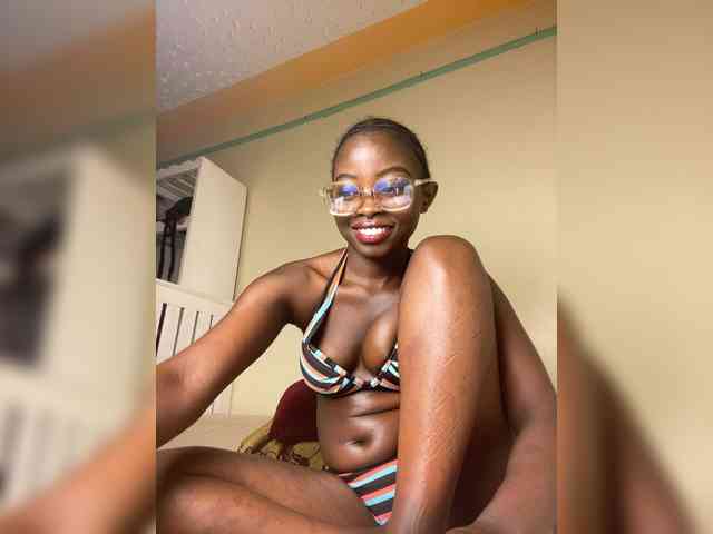 Hotpetite555 webcam