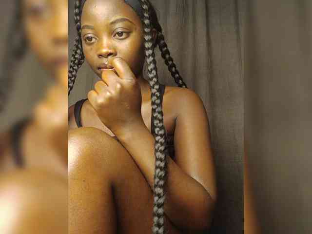 Hotpetite555 webcam