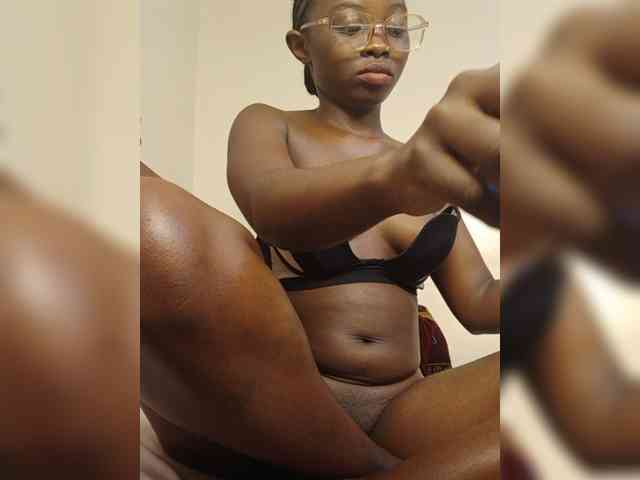 Hotpetite555 webcam