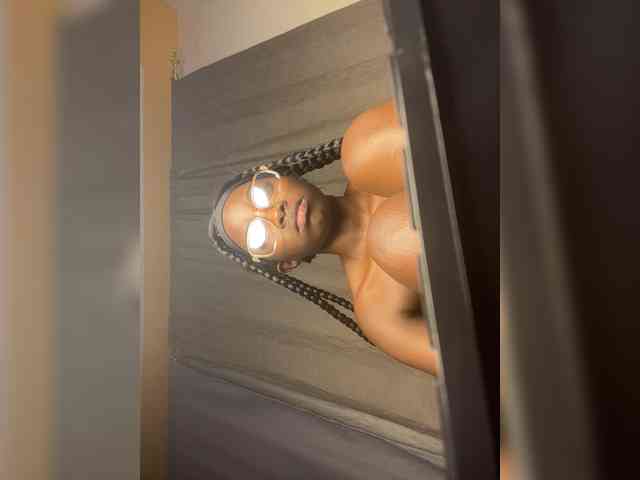 Hotpetite555 webcam