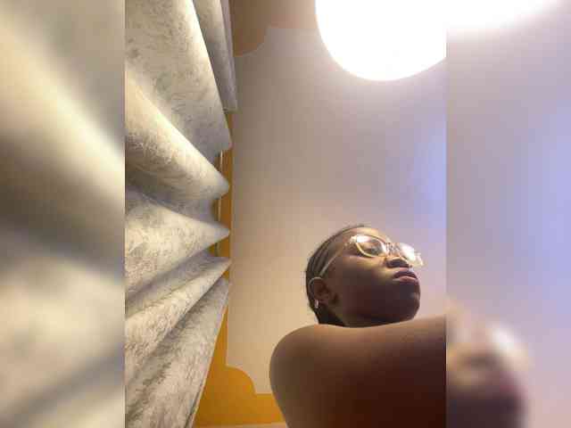 Hotpetite555 webcam