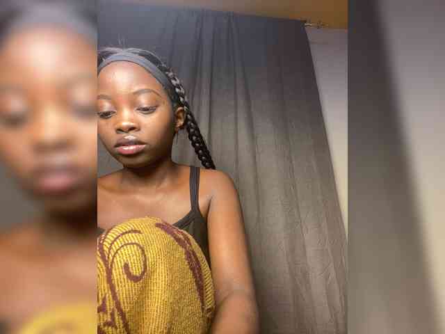 Hotpetite555 webcam