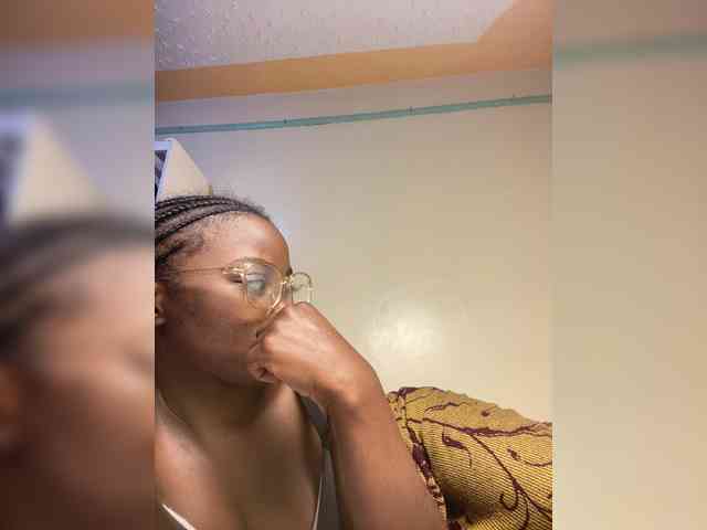 Hotpetite555 webcam