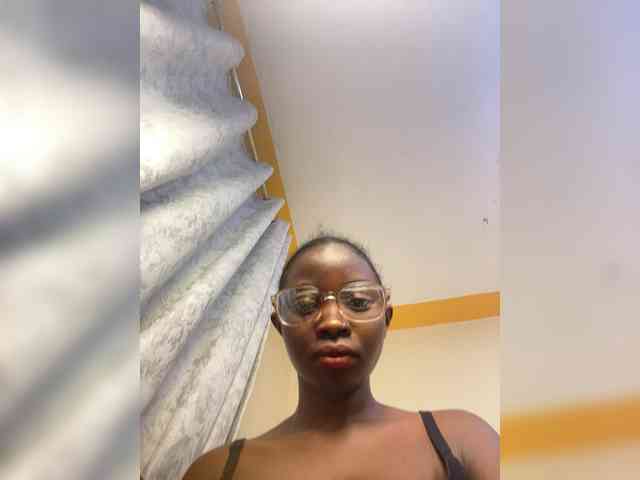 Hotpetite555 webcam