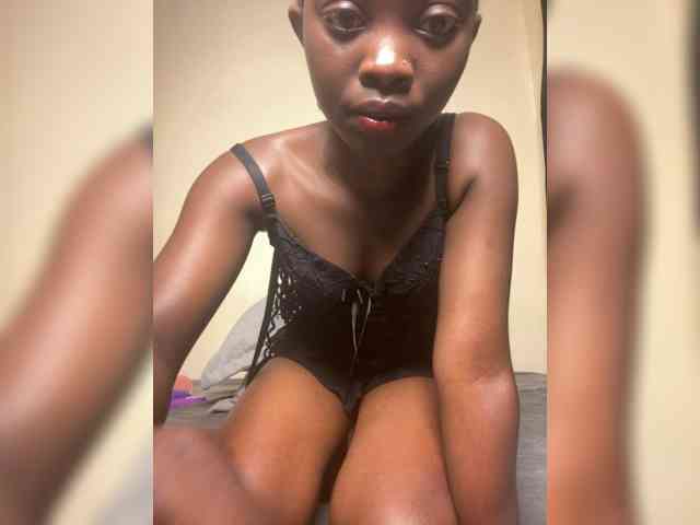 Hotpetite555 webcam