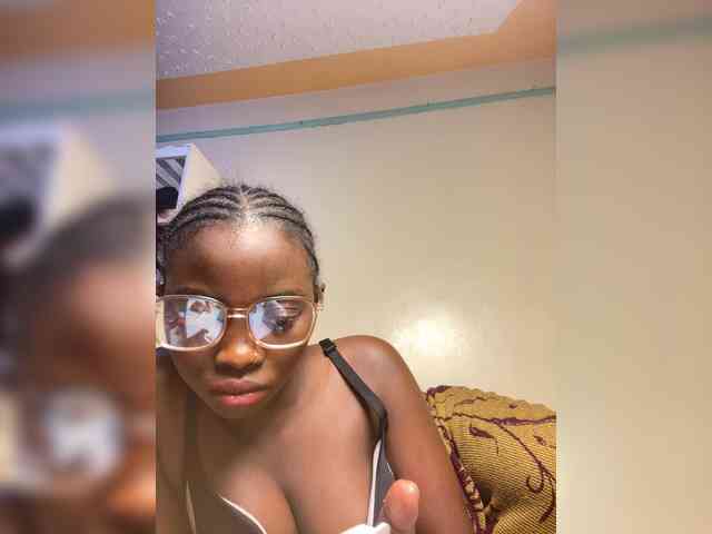 Hotpetite555 webcam