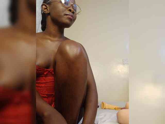 Hotpetite555 webcam