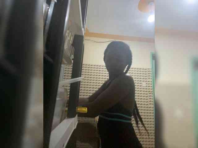 Hotpetite555 webcam