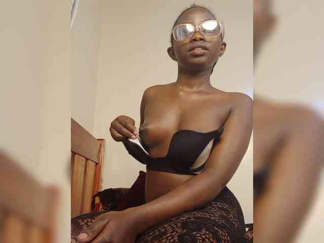 Hotpetite555 webcam