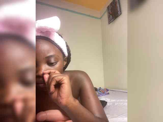Hotpetite555 webcam