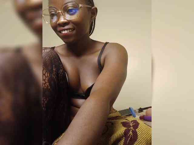 Hotpetite555 webcam