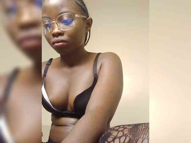 Hotpetite555 webcam