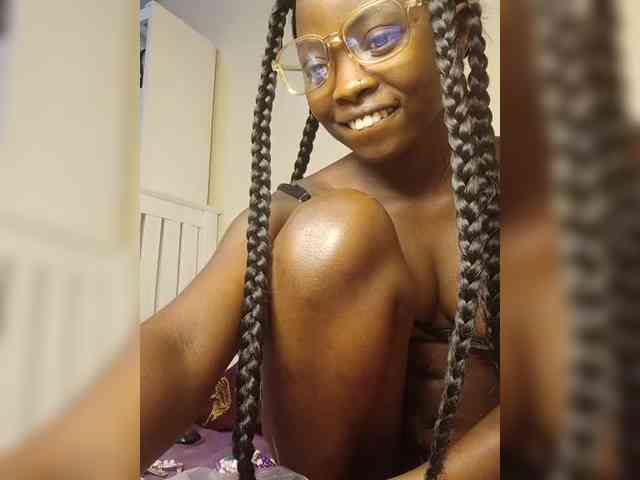 Hotpetite555 webcam