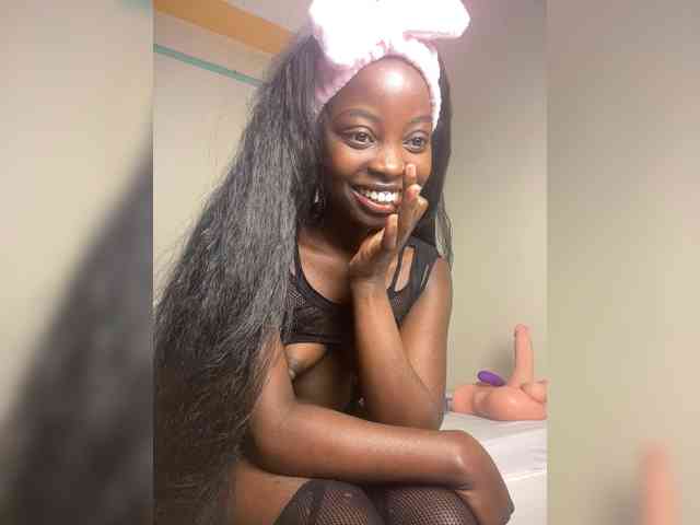 Hotpetite555 webcam