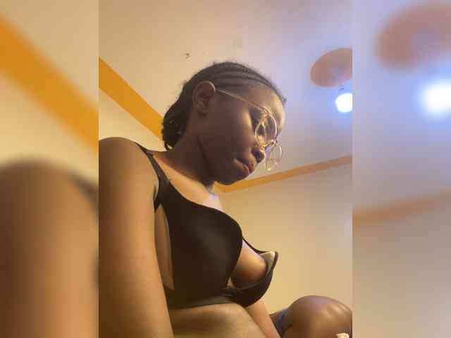 Hotpetite555 webcam