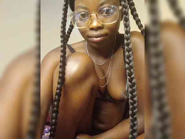Hotpetite555 webcam