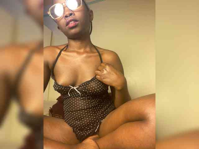 Hotpetite555 webcam
