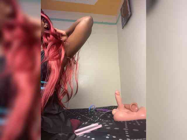 Hotpetite555 webcam