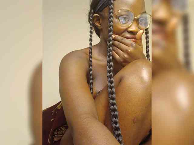 Hotpetite555 webcam