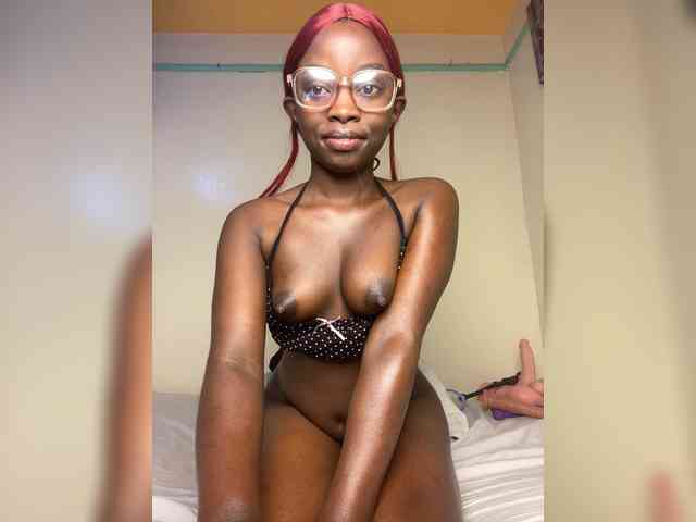 Hotpetite555 webcam