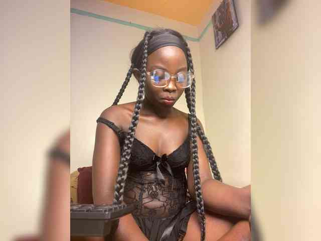Hotpetite555 webcam