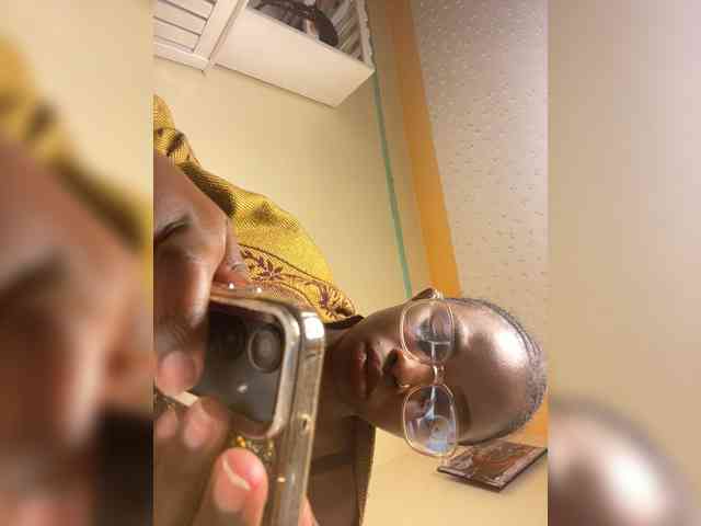Hotpetite555 webcam