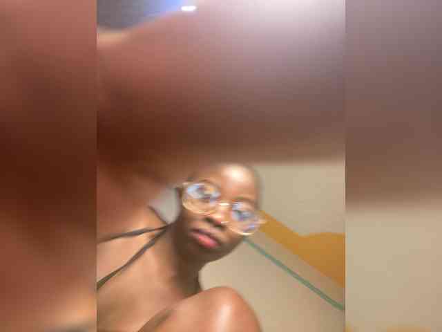 Hotpetite555 webcam