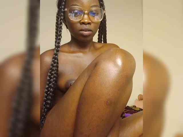 Hotpetite555 webcam