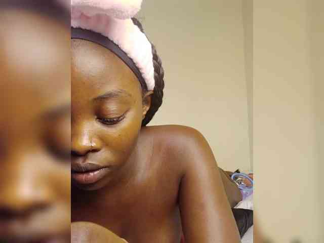 Hotpetite555 webcam