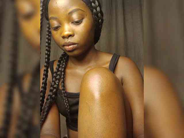 Hotpetite555 webcam