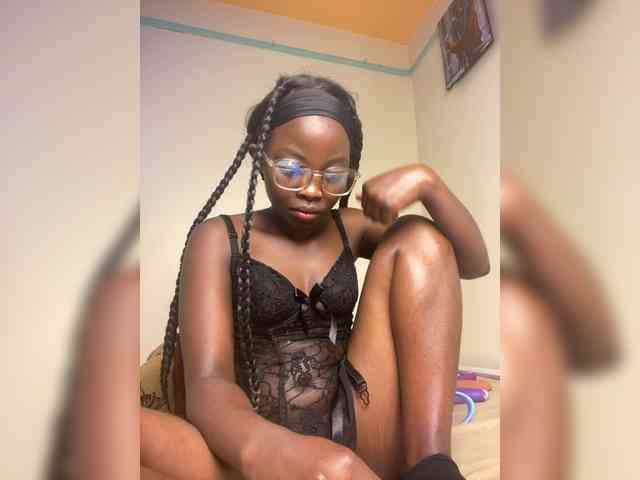 Hotpetite555 webcam