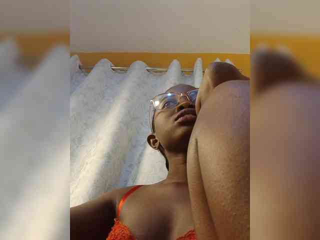 Hotpetite555 webcam