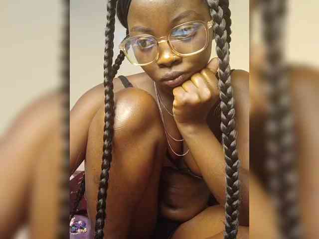 Hotpetite555 webcam