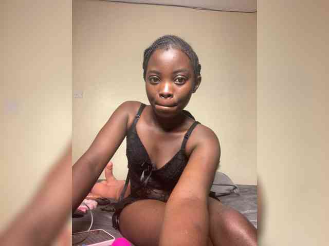 Hotpetite555 webcam