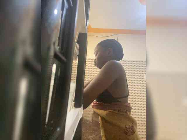 Hotpetite555 webcam