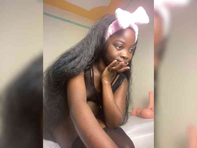 Hotpetite555 webcam