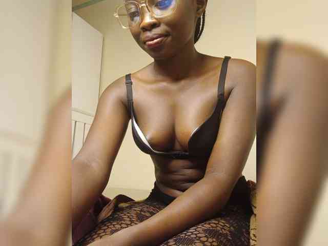 Hotpetite555 webcam