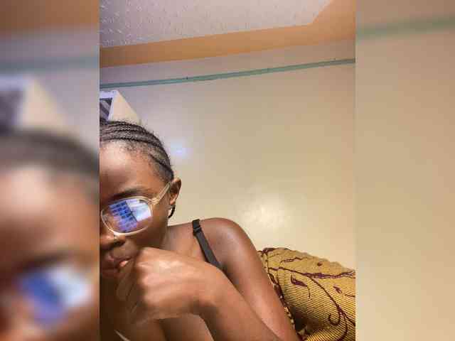 Hotpetite555 webcam