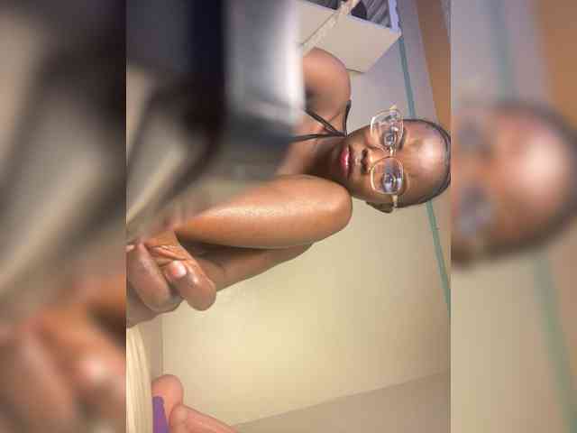 Hotpetite555 webcam