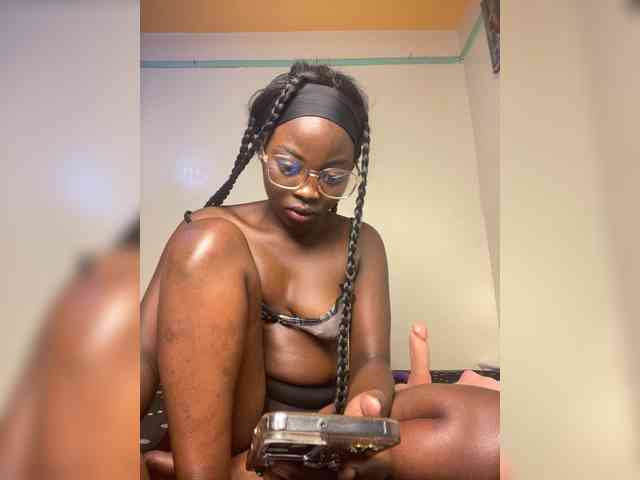 Hotpetite555 webcam