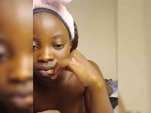 Hotpetite555 webcam