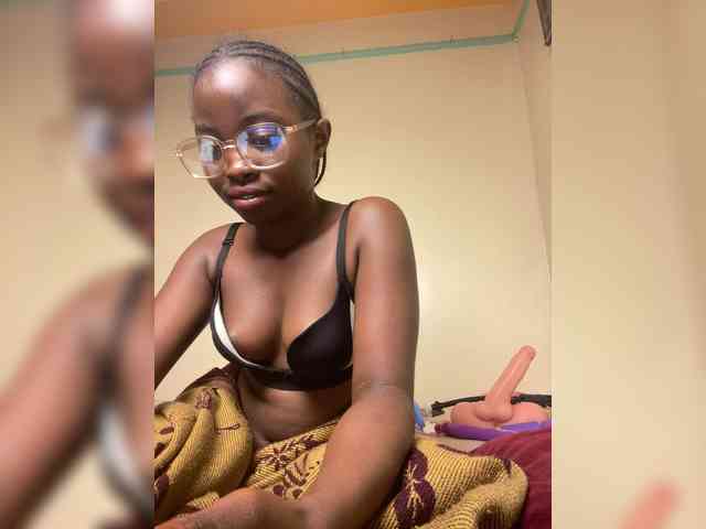 Hotpetite555 webcam